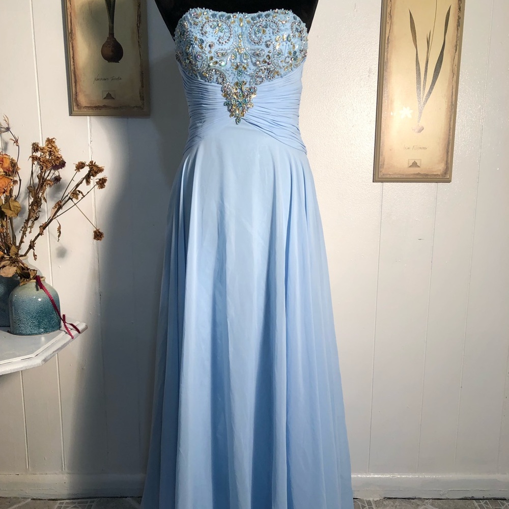 Beautiful baby blue ball gown size 6 formal dress
